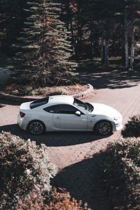 停车道上的白色汽车图片